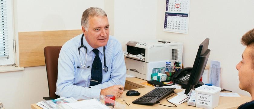 Dr. Daskalov consulting a patient. Photo derived from https://www.aubg.edu/health-services. 