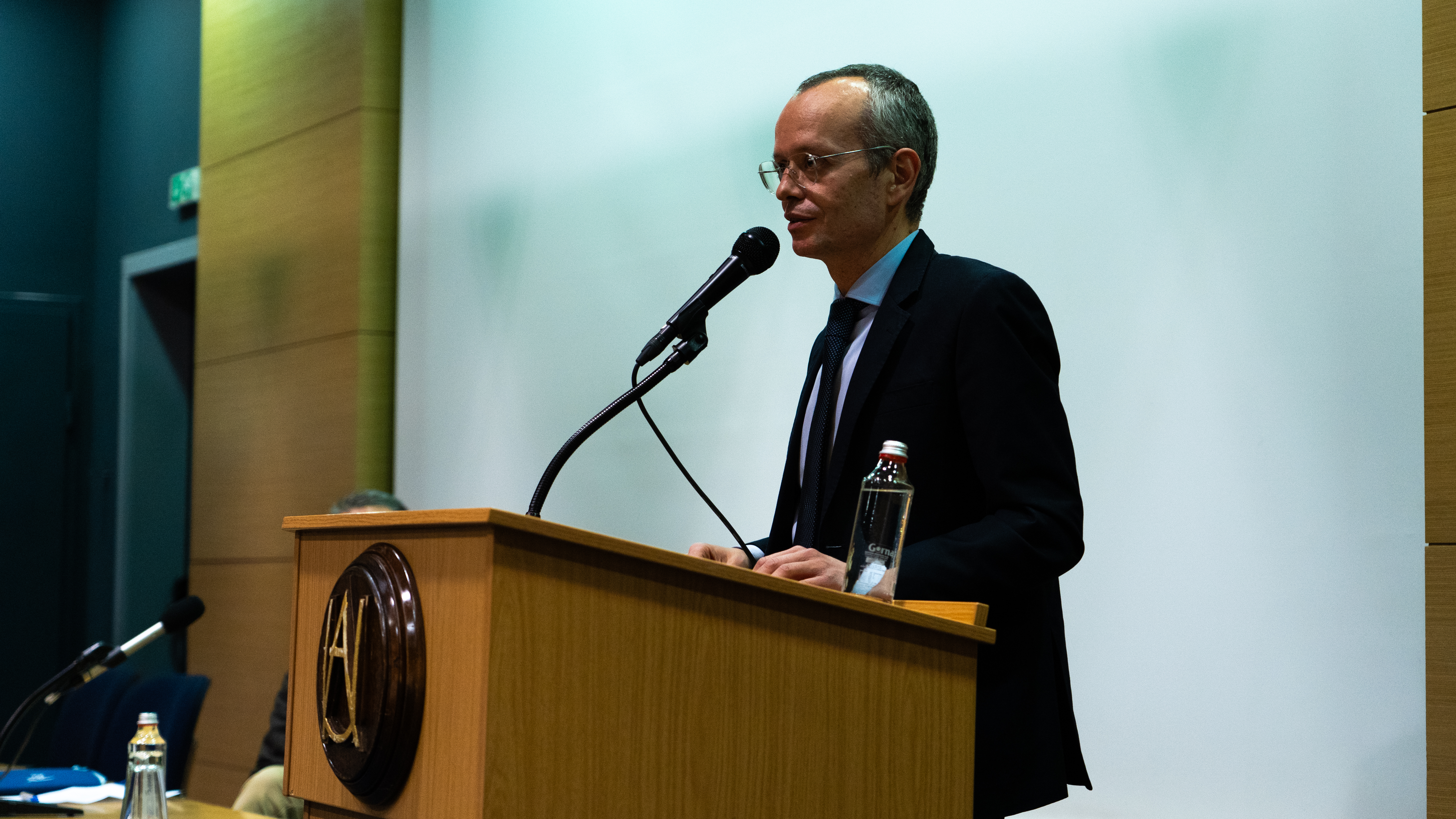 Mayor Metodi Baykushev at the BAC Auditorium delivering a speech to AUBG students and answering their questions on Nov. 27, 2023. Photo courtesy of Yenlik O’Neill.