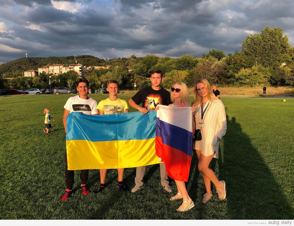 Students posing with their national flags on All Campus Picnic during the Orientation Week 2018. From left to right: Viktor Kharyton, Roman Perehinets, Mykhailo Bachynskyi, Margarita Chernova, Veronika Starodub. From the personal archieve of Viktor Kharyton.